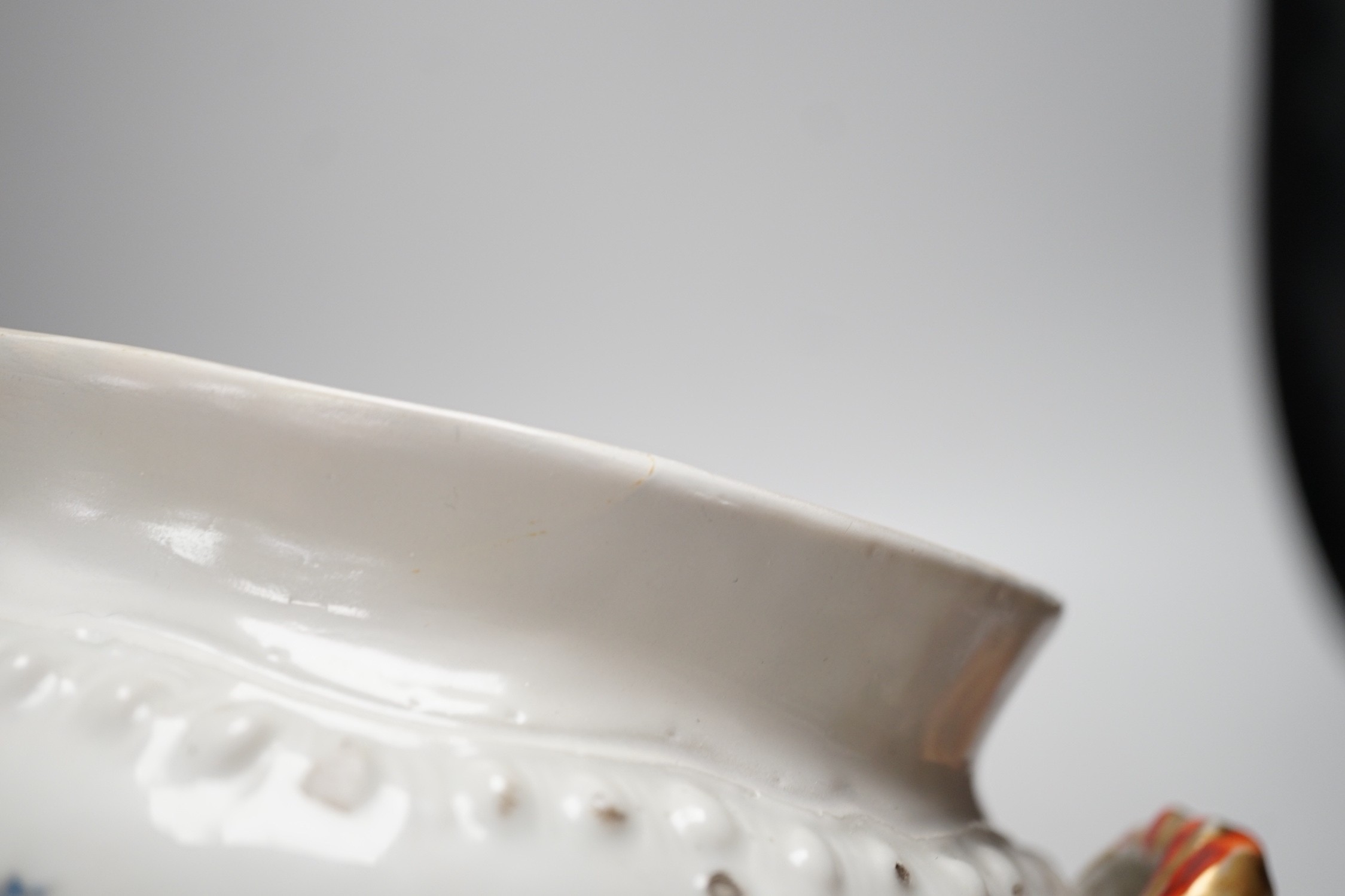 An 18th century Chinese Export armorial small tureen cover, William Nassau de Zuylestein, Earl of Rochford crest, 17cm handle to handle